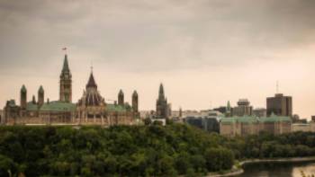 Parliament buildings over the Ottawa River | ©Destination Ontario