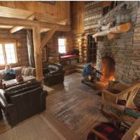 Inside the cozy log cabin | Goh Iromoto