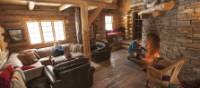 Inside the cozy log cabin | Goh Iromoto